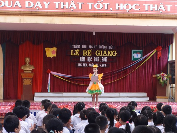 Bạn Nguyễn Phương Thanh dẫn chương trình văn nghệ